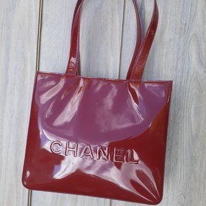 Burgundy red patent leather Chanel shoulder bag